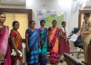 माजी सभापती सुनील उरकुडे यांच्या मार्गदर्शनात धीडशी ग्रामपंचात व महिला मंडळाची पोलीस अधीक्षक कार्यालयाला धडक.