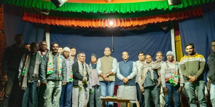 किरमटी मेंढा येथील अनेक भाजप कार्यकर्ता चा कांग्रेस मध्ये प्रवेश.