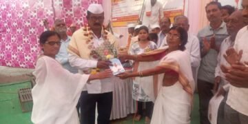 राजुरा: कोविड काळातील रुग्णसेवेची दखल घेत गावकर्यांनी केला डॉ. बी के भंडारी यांचा जाहिर सत्कार.