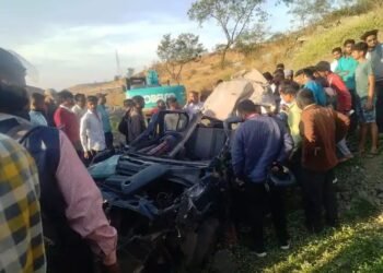 नाशिक-पुणे महामार्गा वरील मोहदरी घाटात कारचे टायर फुटून झालेल्या या भीषण अपघातात पाच विद्यार्थ्यांचा मृत्यू झाला.