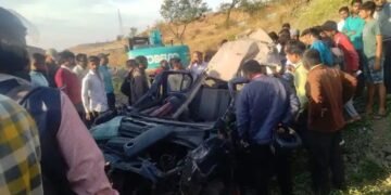 नाशिक-पुणे महामार्गा वरील मोहदरी घाटात कारचे टायर फुटून झालेल्या या भीषण अपघातात पाच विद्यार्थ्यांचा मृत्यू झाला.