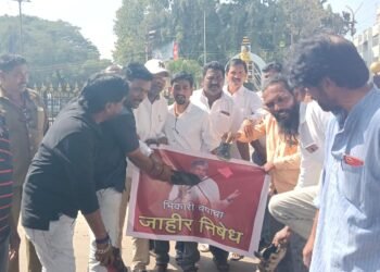 सांगलीत चंद्रकांत पाटील विरोधात वंचित बहुजन आघाडी आक्रमक. चंद्रकांत पाटील याच्या फोटोला जोडे मारो आंदोलन.