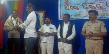 वैशाली बुद्ध विहार वाघोडा पंच कमिटीच्या वतीने पत्रकार अनिल अडकिने व गणमान्य व्यक्तीचा सत्कार.