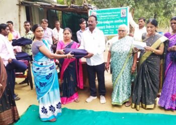 नर्सरीतील मजुराना ब्लेंकेटचे वाटप करून विलास कुंदोजवार, नागपूर विभाग अध्यक्ष, राष्ट्रीय वन्यजीव संवर्धन समिती यांचा वाढदिवस साजरा.