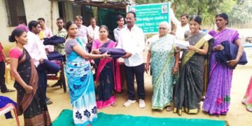 नर्सरीतील मजुराना ब्लेंकेटचे वाटप करून विलास कुंदोजवार, नागपूर विभाग अध्यक्ष, राष्ट्रीय वन्यजीव संवर्धन समिती यांचा वाढदिवस साजरा.