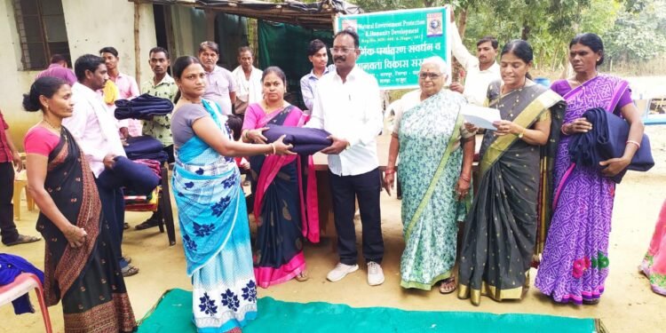 नर्सरीतील मजुराना ब्लेंकेटचे वाटप करून विलास कुंदोजवार, नागपूर विभाग अध्यक्ष, राष्ट्रीय वन्यजीव संवर्धन समिती यांचा वाढदिवस साजरा.