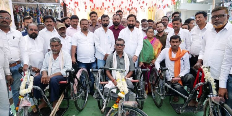 मा.खासदार शरदचंद्र पवार यांच्या वाढदिवसा निमित्त दिव्यांग बांधवांना तीन चाकी सायकल भेट. हिंगणघाट राष्ट्रवादीचा उपक्रम.