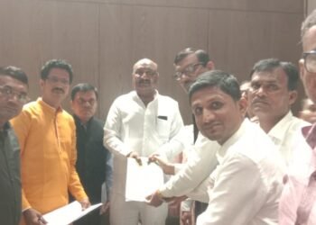 गाव स्वच्छतेसाठी मनरेगा अंतर्गत निधीची तरतूद करा. सरपंच परिषदेची ग्रामविकास मंत्र्यांकडे मुंबई येथे भेटून निवेदनाद्वारे मागणी.