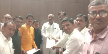 गाव स्वच्छतेसाठी मनरेगा अंतर्गत निधीची तरतूद करा. सरपंच परिषदेची ग्रामविकास मंत्र्यांकडे मुंबई येथे भेटून निवेदनाद्वारे मागणी.