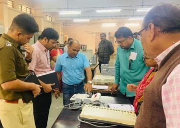 जिल्हाधिकारी व पोलिस अधिक्षकांचा आष्टी येथे ग्रामपंचायत निवडणूक मतदान साहित्य, यादी, केंद्रांचा आढावा दौरा.