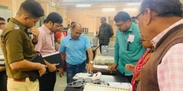 जिल्हाधिकारी व पोलिस अधिक्षकांचा आष्टी येथे ग्रामपंचायत निवडणूक मतदान साहित्य, यादी, केंद्रांचा आढावा दौरा.