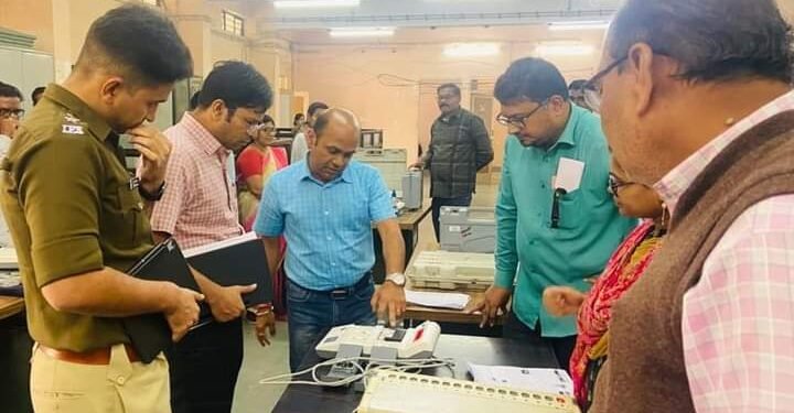 जिल्हाधिकारी व पोलिस अधिक्षकांचा आष्टी येथे ग्रामपंचायत निवडणूक मतदान साहित्य, यादी, केंद्रांचा आढावा दौरा.