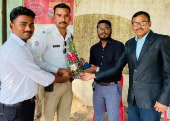 अकोला: चोरिचे वाहन शोधुन मुळ मालकाला परत करणाऱ्या वाहतूक पोलीस कर्मचारी यांचा सत्कार.