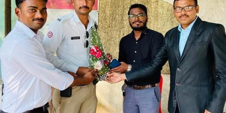 अकोला: चोरिचे वाहन शोधुन मुळ मालकाला परत करणाऱ्या वाहतूक पोलीस कर्मचारी यांचा सत्कार.