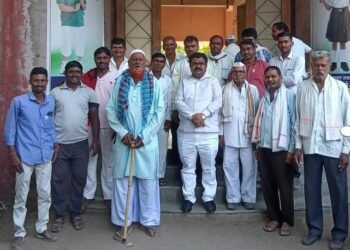 पाचोर्यात कॉंग्रेसचे शेतकऱ्यांना न्यायासाठी प्रशासनाला जागे करण्यासाठी आंदोलन.