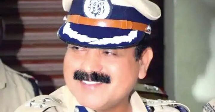 नाशिक विशेष पोलीस महानिरीक्षक बी. जी. शेखर यांची बदली रद्द करण्यात आल्याने नागरिकांमध्ये उलटसुलट चर्चेला उधान.