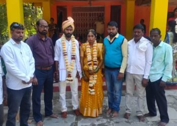 गंजीवार यांच्या विवाह सोहळ्याला अहेरी पत्रकार संघ यांची सापत्नीक उपस्थिती, नवं वधू-वरास दिले शुभ आशीर्वाद.