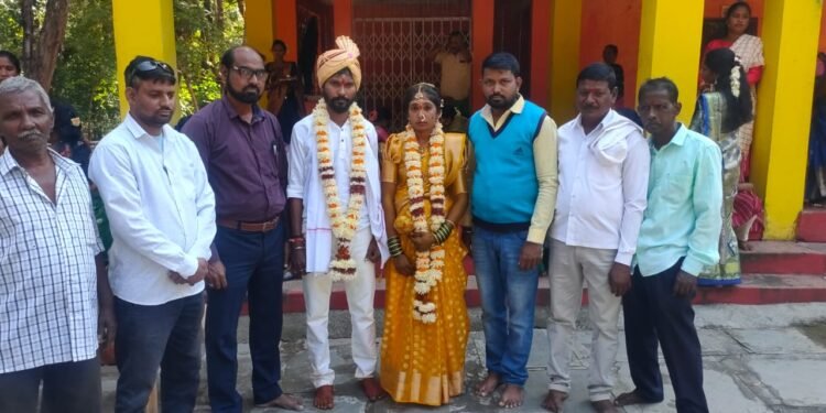 गंजीवार यांच्या विवाह सोहळ्याला अहेरी पत्रकार संघ यांची सापत्नीक उपस्थिती, नवं वधू-वरास दिले शुभ आशीर्वाद.