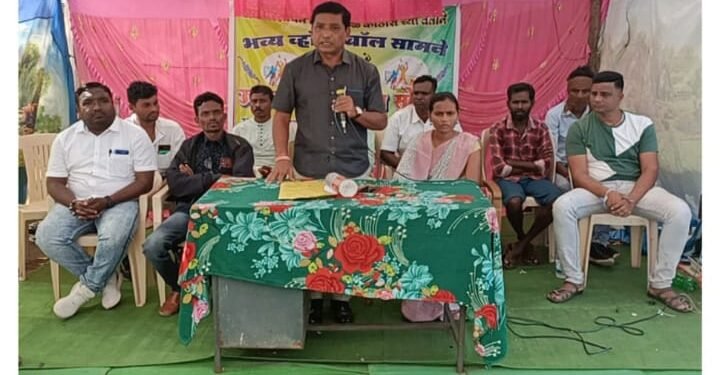 कोठारी येथील व्हॉलीबॉल सामन्याचे बक्षीस वितरण माजी आमदार दिपक दादा आत्राम यांच्या हस्ते संपन्न.