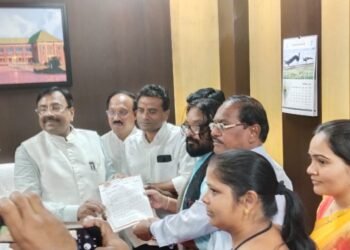 विदर्भ शाहीर कलाकार परिषद व लोककला सेवा मंडळ वतीने भव्य धडक मोर्चा विधान भवनावर धडकला.