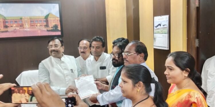 विदर्भ शाहीर कलाकार परिषद व लोककला सेवा मंडळ वतीने भव्य धडक मोर्चा विधान भवनावर धडकला.