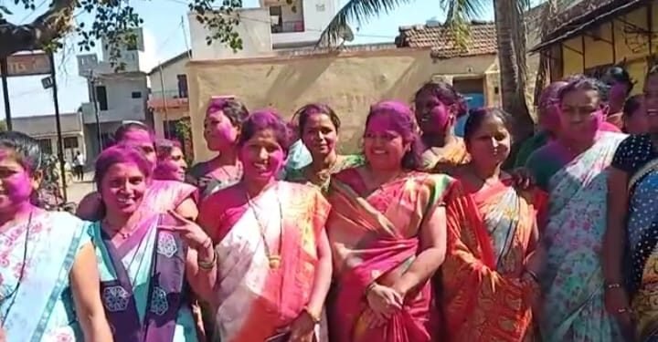 सातारा जिल्हातील खंडाळा तालुक्यातील आसवली गावात ग्रामपंचायत वर राष्ट्रवादीचा झेंडा.