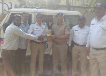 अकोला शहर वाहतूक नियंत्रण शाखेचे कर्तव्यदक्ष वाहतूक पोलीस कर्मचारी अरूण उपर्वट यांचा सत्कार.