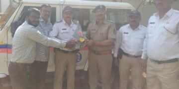 अकोला शहर वाहतूक नियंत्रण शाखेचे कर्तव्यदक्ष वाहतूक पोलीस कर्मचारी अरूण उपर्वट यांचा सत्कार.