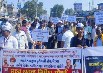 राज्यपाल कोश्यारी आणि चंद्रकांत पाटील मुर्दाबादचा घोषणा देत सावनेर तहसिल कार्यालयावर धडकला भव्य निषेध मोर्चा.