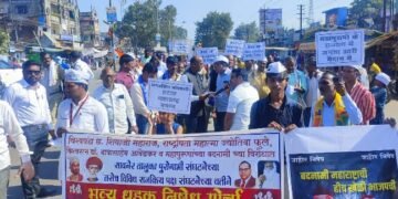 राज्यपाल कोश्यारी आणि चंद्रकांत पाटील मुर्दाबादचा घोषणा देत सावनेर तहसिल कार्यालयावर धडकला भव्य निषेध मोर्चा.