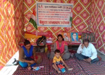 बल्लारपूर पेपर मिलच्या विरोधात युवा स्वाभिमान पक्षाच्या प्रिया झांबरे यांचे आमरण उपोषण.