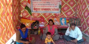 बल्लारपूर पेपर मिलच्या विरोधात युवा स्वाभिमान पक्षाच्या प्रिया झांबरे यांचे आमरण उपोषण.