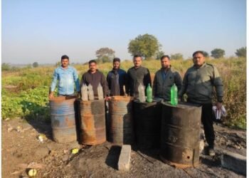 हिंगणघाट तालुक्यात गवा कोली पारधी बेडा येथे पोलीसांनी वॉश आउट मोहीम, मोहा सडवा रसायन व गावठी मोहा दारू साठा नष्ट.