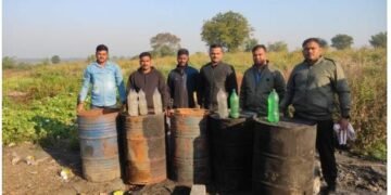 हिंगणघाट तालुक्यात गवा कोली पारधी बेडा येथे पोलीसांनी वॉश आउट मोहीम, मोहा सडवा रसायन व गावठी मोहा दारू साठा नष्ट.