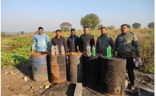 हिंगणघाट तालुक्यात गवा कोली पारधी बेडा येथे पोलीसांनी वॉश आउट मोहीम, मोहा सडवा रसायन व गावठी मोहा दारू साठा नष्ट.