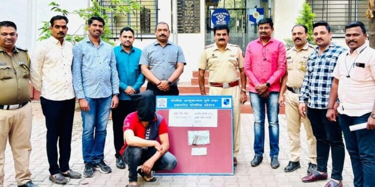 गावठी बनावटीच्या पिस्तुलाचा धाक दाखवुन जबरी चोरी करणाऱ्या सराईत आरोपीस स्वारगेट पोलीसांनी केले अटक