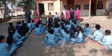 जिल्हा परिषद प्राथमिक शाळा ओझर खुर्द येथे नाताळ निर्मित शालेय विद्यार्थ्यांना खाऊचे वाटप.