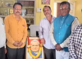 माजी पंतप्रधान भारतरत्न अटलबिहारी वाजपेयी यांच्या जयंती निमित्त भाजपा राजुरा कडून पुष्पहार अर्पण करून अभिवादन.