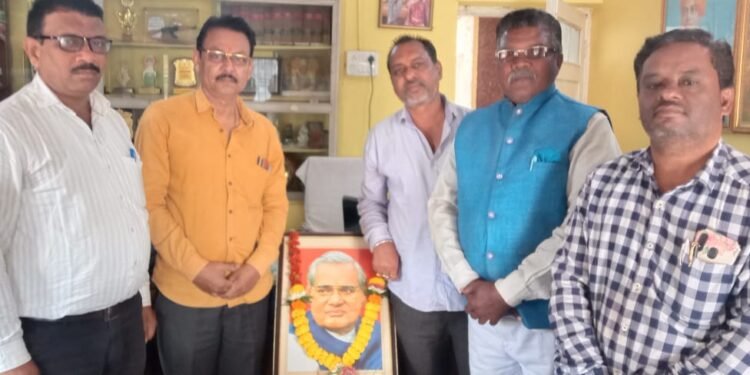 माजी पंतप्रधान भारतरत्न अटलबिहारी वाजपेयी यांच्या जयंती निमित्त भाजपा राजुरा कडून पुष्पहार अर्पण करून अभिवादन.