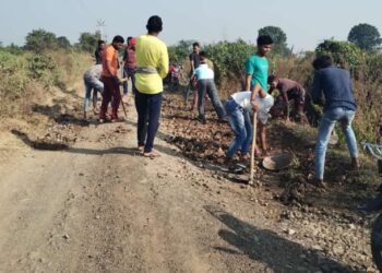 इरई ते कवठाळा रस्त्यावर मोठ्या प्रमाणात खड्डे, प्रशासन व जनप्रतिनिधी कुंभकर्णी झोपेत. युवकांनी बुजवले खड्डे.