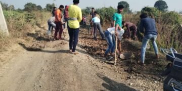 इरई ते कवठाळा रस्त्यावर मोठ्या प्रमाणात खड्डे, प्रशासन व जनप्रतिनिधी कुंभकर्णी झोपेत. युवकांनी बुजवले खड्डे.