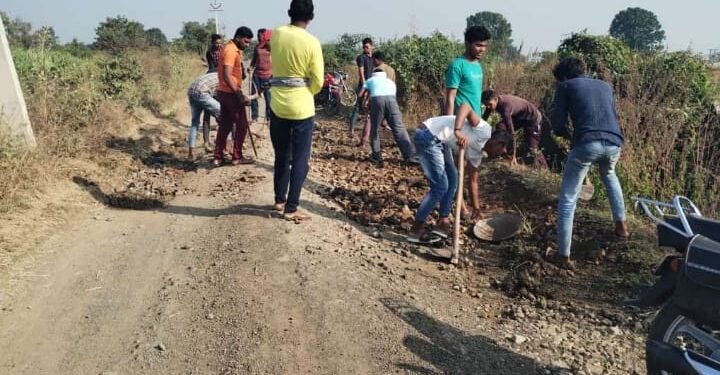 इरई ते कवठाळा रस्त्यावर मोठ्या प्रमाणात खड्डे, प्रशासन व जनप्रतिनिधी कुंभकर्णी झोपेत. युवकांनी बुजवले खड्डे.