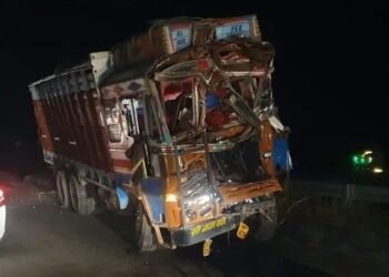 नाशिक – पुणे महामार्गावर संगमनेर तालुक्यातील आंबी फाटा येथे ट्रकच्या भीषण अपघात.