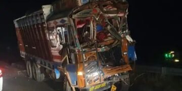 नाशिक – पुणे महामार्गावर संगमनेर तालुक्यातील आंबी फाटा येथे ट्रकच्या भीषण अपघात.