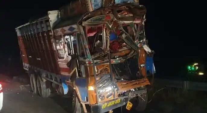 नाशिक – पुणे महामार्गावर संगमनेर तालुक्यातील आंबी फाटा येथे ट्रकच्या भीषण अपघात.