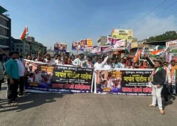 चंद्रपूर शहर राष्ट्रवादी काँग्रेस व राष्ट्रवादी युवक कॉंग्रेसच्या वतीने रस्तारोको आंदोलन करण्यात आले.