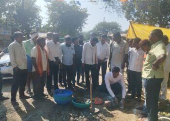 विरुर स्टेशन येथील मुख्य रस्त्याचे सरपंच अनिल आलाम यांच्या हस्ते भूमिपूजन.