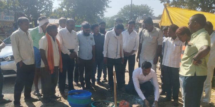 विरुर स्टेशन येथील मुख्य रस्त्याचे सरपंच अनिल आलाम यांच्या हस्ते भूमिपूजन.