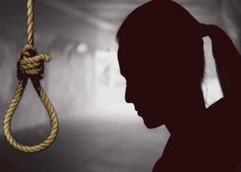 मुंबई: 17 वर्षीय अल्पवयीन मुलीच लग्न होत नसल्याने; मुलीनं गळफास घेऊ केली आत्महत्या.