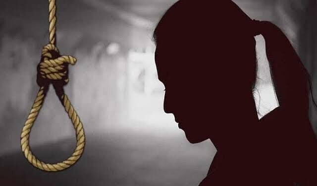 मुंबई: 17 वर्षीय अल्पवयीन मुलीच लग्न होत नसल्याने; मुलीनं गळफास घेऊ केली आत्महत्या.